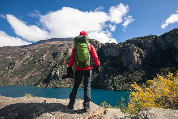 Žena Batohem Turistika Krásné Zimní Hory — Stock fotografie