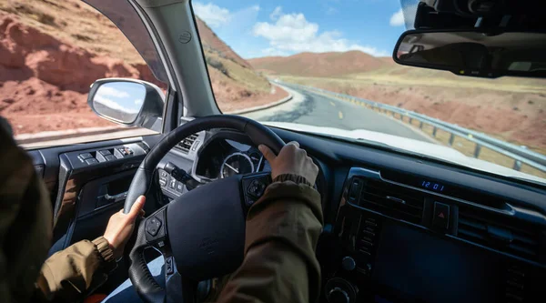 Conducir Fuera Del Coche Carretera Sendero Montaña Gran Altitud Día —  Fotos de Stock