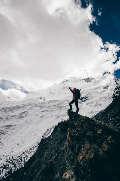 Женщина Турист Наслаждаться Видом Зимнюю Вершину Скалы — стоковое фото