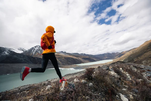 Mujer Trail Runner Cross Country Running Winter Snow Mountain Top —  Fotos de Stock