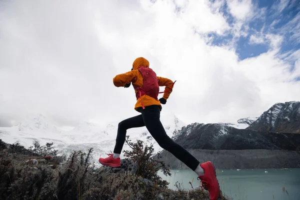 Mulher Corredor Trilha Atravessar País Correndo Até Inverno Neve Topo — Fotografia de Stock