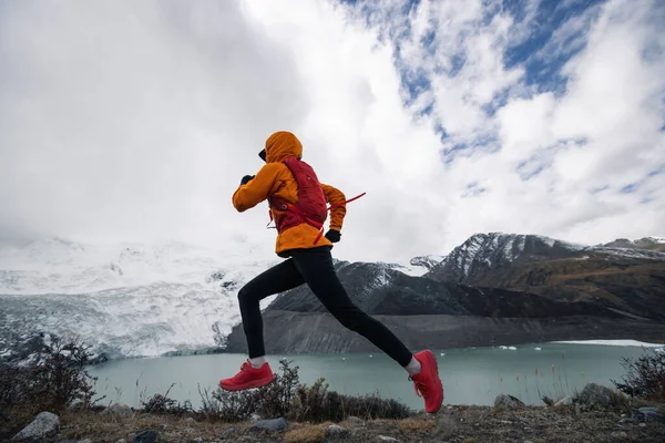 Woman Trail Runner Cross Country Running Winter Snow Mountain Top — Stock Photo, Image