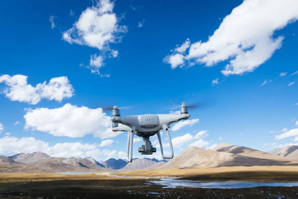 拍摄中国西藏美丽的高空泻湖和山水景观的无人驾驶飞机 — 图库照片