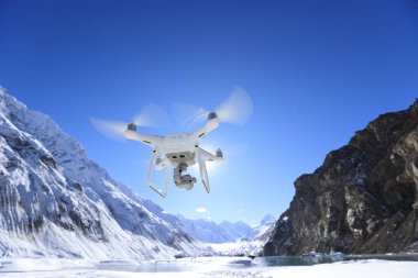 Uçan İHA Tibet, Çin 'deki buzullu lagünün fotoğrafını çekiyor.