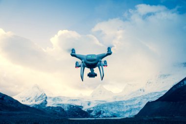 Uçan İHA Tibet, Çin 'deki buzullu lagünün fotoğrafını çekiyor.