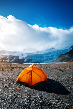 Tibet, Çin 'de güzel buzullu dağlara bakan bir kamp.