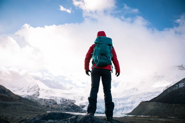 Одинокая Женщина Турист Походы Зимние Горы — стоковое фото