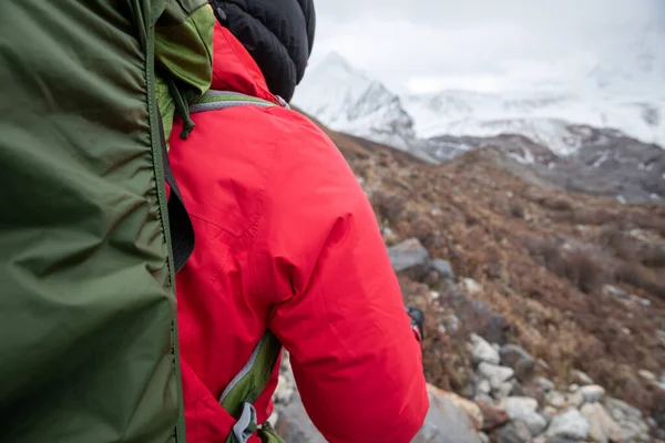 Kvinna Backpacker Vandring Vinterbergen — Stockfoto