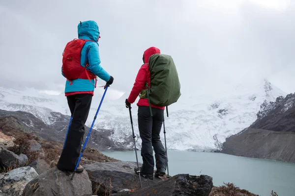Dvě Ženy Pěší Turistika Zimních Horách — Stock fotografie