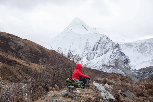 Kvinna Backpacker Vandring Vinterbergen — Stockfoto