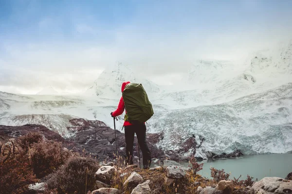 冬の山の中で成功した女性バックパッカーハイキング — ストック写真