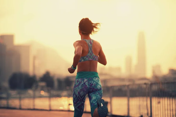 Friska Livsstil Kvinna Löpare Körs Hong Kong Stad — Stockfoto