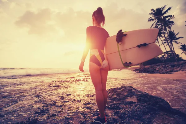 Γυναίκα Surfer Περπάτημα Ιστιοσανίδα Στην Παραλία Κατά Την Ανατολή Του — Φωτογραφία Αρχείου