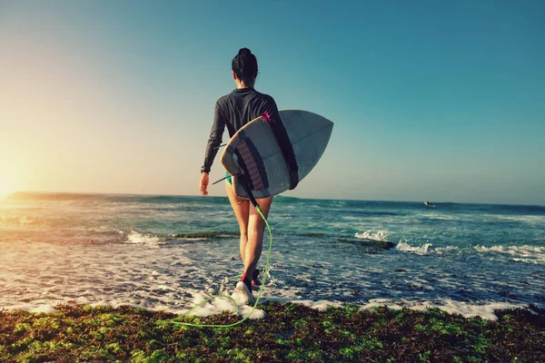 Γυναίκα Surfer Σανίδα Του Σερφ Πρόκειται Σερφάρετε Στην Παραλία — Φωτογραφία Αρχείου
