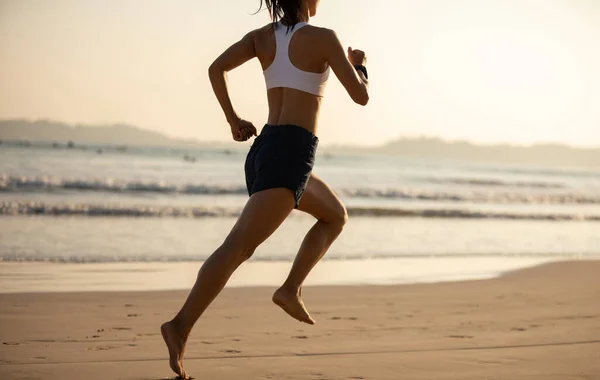 Joven Mujer Fitness Corriendo Amanecer Playa — Foto de Stock