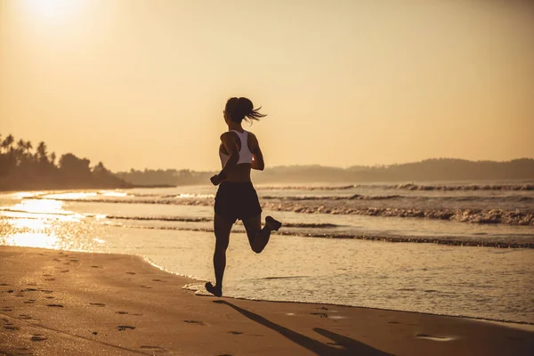 Молода Фітнес Леді Біжить Східному Пляжі — стокове фото