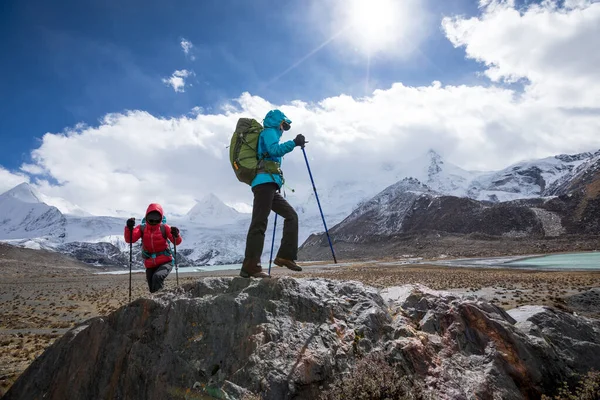 Duas Mulheres Caminhantes Caminhando Nas Montanhas Inverno — Fotografia de Stock