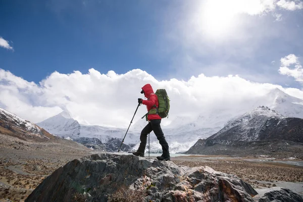 Woman Hiker Hiking High Altitude Winter Mountains — Stock Photo, Image