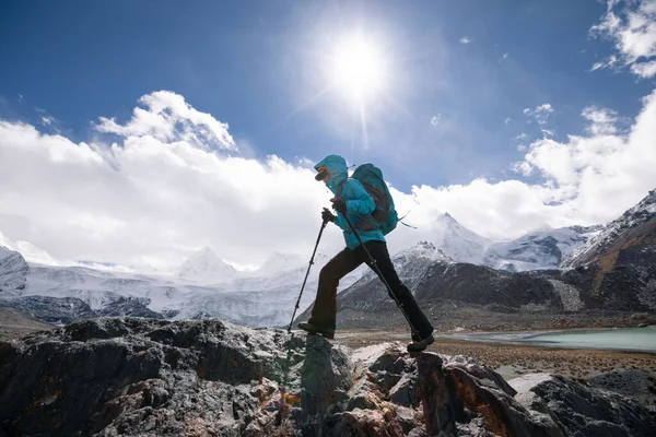 Woman Hiker Hiking High Altitude Winter Mountains — Stock Photo, Image
