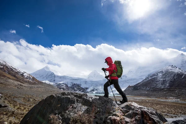 Escursionista Donna Escursioni Alta Quota Montagne Invernali — Foto Stock
