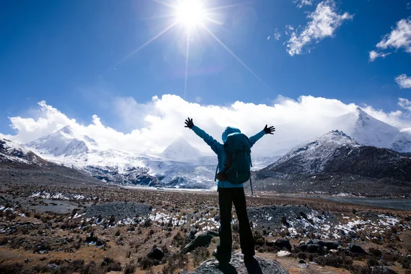 Cheering Donna Escursionista Escursioni Nelle Montagne Invernali Nevose — Foto Stock