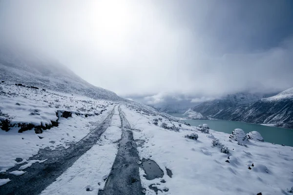 Snöar Hög Höjd Bergsled Vinterdagen — Stockfoto