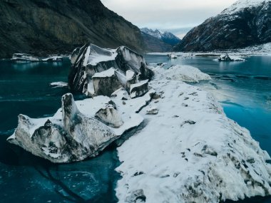 Çin, Tibet 'teki güzel donmuş buzullu göl manzarası.