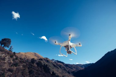 Uçan İHA, Çin 'deki manzaranın fotoğrafını çekiyor.