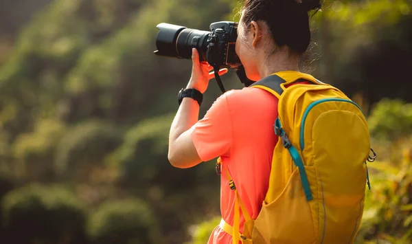 女摄影师在秋天的森林里拍照 — 图库照片