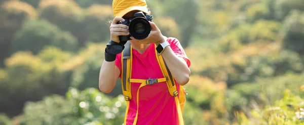 女摄影师在秋天的森林里拍照 — 图库照片