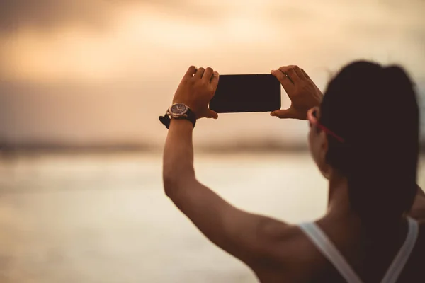 Young Woman Taking Picture Sea Sunset — Stock Photo, Image