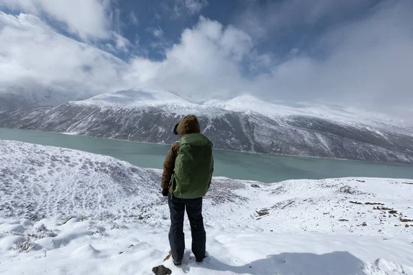 Donna Escursionista Zaino Spalla Inverno Alta Quota Montagne — Foto Stock