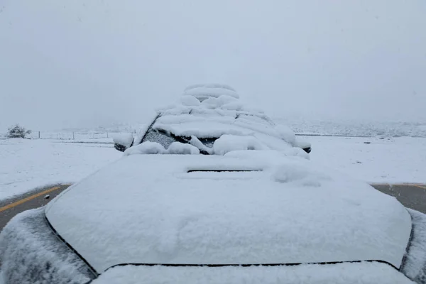 Машина Покрыта Свежим Белым Снегом — стоковое фото