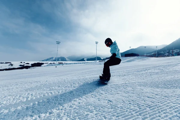 Bir Snowboardcu Kış Dağlarında Snowboard Yapıyor — Stok fotoğraf