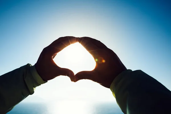 Forma Cuore Che Mani Contro Tramonto Mare Lucente Modo Oro — Foto Stock