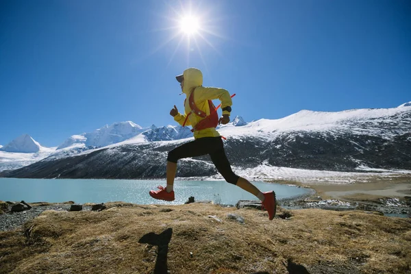 Woman Trail Runner Cross Country Running High Altitude Winter Nature — Stock Photo, Image