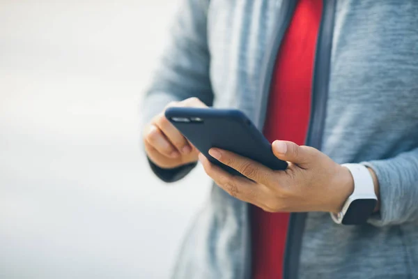 Asiatin Nutzt Smartphone Der Stadt — Stockfoto