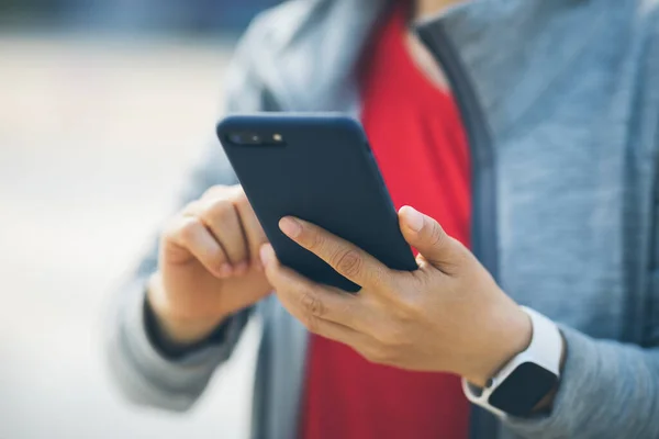 Mujer Asiática Usando Smartphone Ciudad — Foto de Stock