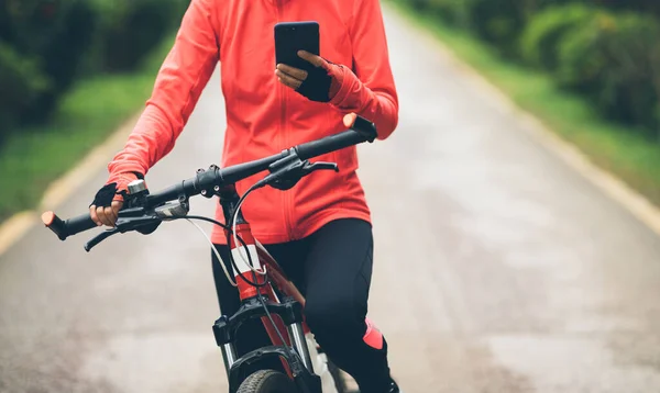 Cycliste Utiliser Smartphone Lors Équitation Vtt Sur Sentier Forestier — Photo