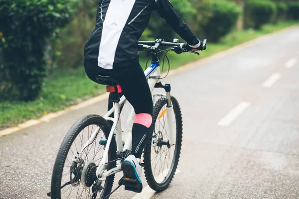 Жінка Велосипедистка Катається Велосипеді Тропічній Стежці Парку Навесні — стокове фото