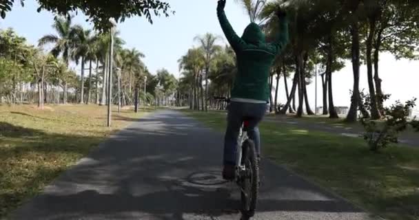 Junge Radfahrerin — Stockvideo