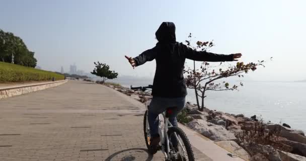 年轻女子骑自行车 — 图库视频影像