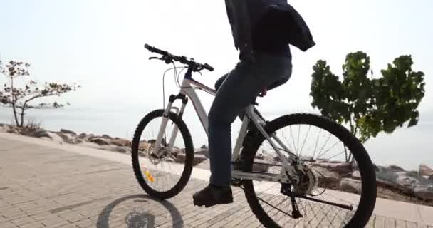 Jeune femme vélo — Video
