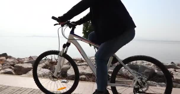 Bisiklet süren genç bir kadın — Stok video