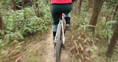 Bisiklet süren genç bir kadın