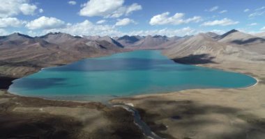 Dağları ve mavi gölü olan güzel bir manzara.