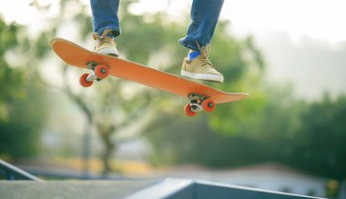 Modern şehirde Asyalı kaykaycı kadın.