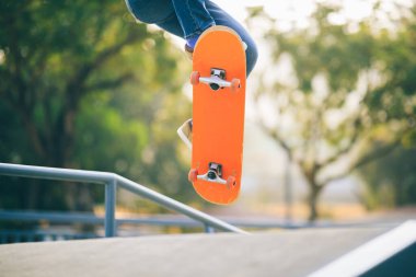 Asyalı kaykaycı kadın kaykay parkında