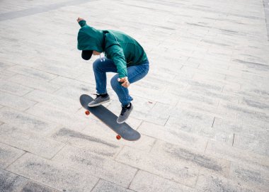 Modern şehirde Asyalı kaykaycı kadın.