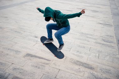 Modern şehirde Asyalı kaykaycı kadın.